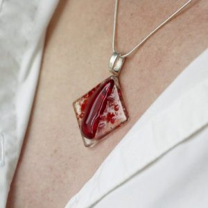 Collier en verre fusionné
