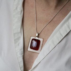 Collier en verre fusionné