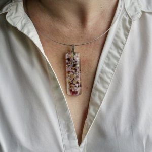 Collier en verre fusionné