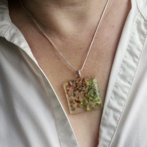 Collier en verre fusionné