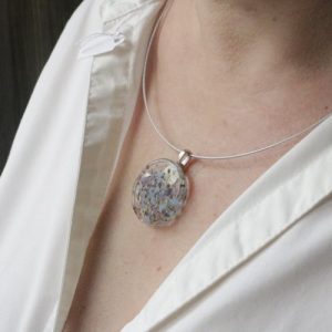 Collier en verre fusionné